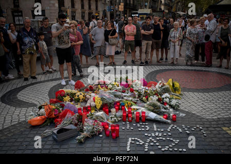 Barcelone, Espagne. 16 août 2018. Bougies et fleurs sont placés sur le terrain de Las Ramblas à Barcelone pour rendre hommage aux victimes des attaques terroristes de l'an dernier qui a tué 16 personnes et blessé plus de 120 lorsque deux véhicules s'est écrasé dans la foule. Crédit : Jordi Boixareu/Alamy Live News Banque D'Images