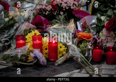 Barcelone, Espagne. 16 août 2018. Bougies et fleurs sont placés sur le terrain de Las Ramblas à Barcelone pour rendre hommage aux victimes des attaques terroristes de l'an dernier qui a tué 16 personnes et blessé plus de 120 lorsque deux véhicules s'est écrasé dans la foule. Crédit : Jordi Boixareu/Alamy Live News Banque D'Images