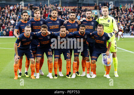 Burnley, Royaume-Uni. 16 août 2018. Istanbul Basaksehir aligner avant l'UEFA Europa League en troisième tour de qualification deuxième match de jambe entre Burnley et Istanbul Basaksehir à Turf Moor le 16 août 2018 à Burnley, en Angleterre. (Photo de Daniel Chesterton/phcimages.com) : PHC Crédit Images/Alamy Live News Banque D'Images