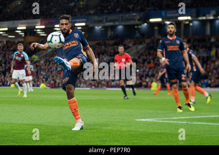 Burnley, Royaume-Uni. 16 août 2018. Gaël Clichy Basaksehir Istanbul's fait un jeu 16 août 2018, Turf Moor, Burnley (Angleterre), l'UEFA Europa League, troisième tour de qualification, Burnley v Istanbul Basaksehir Banque D'Images