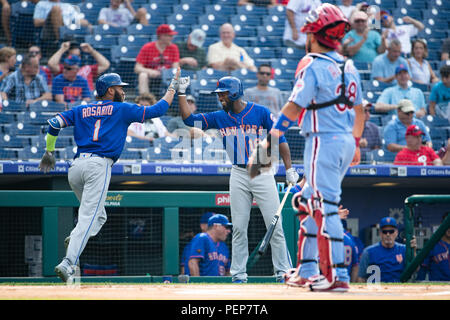 Philadelphie, USA. 16 Aug 2018. 16 août 2018 : New York Mets shortstop Amed Rosario (1) célèbre son home run avec champ centre Austin Jackson (16) au cours de la MLB match entre les Mets de New York et Phillies de Philadelphie à la Citizens Bank Park de Philadelphie, Pennsylvanie. Christopher Szagola/CSM Crédit : Cal Sport Media/Alamy Live News Banque D'Images