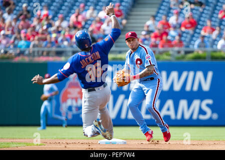 Philadelphie, USA. 16 Aug 2018. 16 août 2018 : Philadelphia Phillies shortstop Asdrubal Cabrera (13) tourne deux Mets de New York en tant que champ centre Austin Jackson (16) vient à lui au cours de la MLB match entre les Mets de New York et Phillies de Philadelphie à la Citizens Bank Park de Philadelphie, Pennsylvanie. Christopher Szagola/CSM Crédit : Cal Sport Media/Alamy Live News Banque D'Images