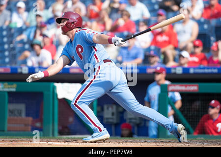 Philadelphie, USA. 16 Aug 2018. 16 août 2018 : le voltigeur des Phillies de Philadelphie Rhys Hoskins (17) frappe un home run en solo au cours de la MLB match entre les Mets de New York et Phillies de Philadelphie à la Citizens Bank Park de Philadelphie, Pennsylvanie. Christopher Szagola/CSM Crédit : Cal Sport Media/Alamy Live News Banque D'Images