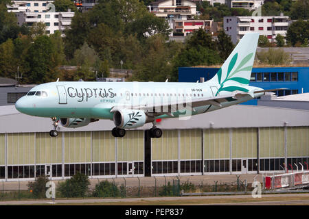 Zurich, Suisse. Août 11, 2018. Cyprus Airways Airbus 319, à l'atterrissage à Zurich en provenance de Larnaca, Chypre. Crédit : Fabrizio Gandolfo/SOPA Images/ZUMA/Alamy Fil Live News Banque D'Images