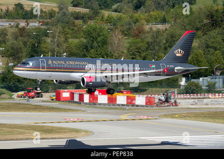 Zurich, Suisse. Août 11, 2018. Royal Jordanian, Airbus 320, à l'atterrissage à l'aéroport de Zurich Kloten. Crédit : Fabrizio Gandolfo/SOPA Images/ZUMA/Alamy Fil Live News Banque D'Images