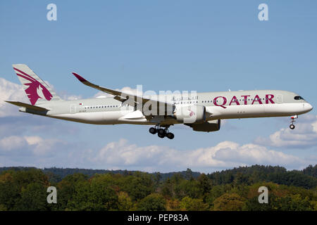 Zurich, Suisse. Août 11, 2018. Qatar Airways Airbus 350-900, à l'atterrissage à l'aéroport de Zurich Kloten. Crédit : Fabrizio Gandolfo/SOPA Images/ZUMA/Alamy Fil Live News Banque D'Images