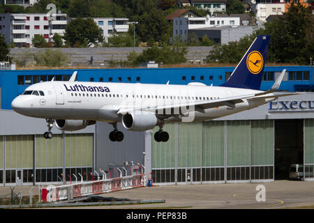 Zurich, Suisse. Août 11, 2018. Lufthansa Airbus 320, à l'atterrissage à l'aéroport de Zurich Kloten. Crédit : Fabrizio Gandolfo/SOPA Images/ZUMA/Alamy Fil Live News Banque D'Images