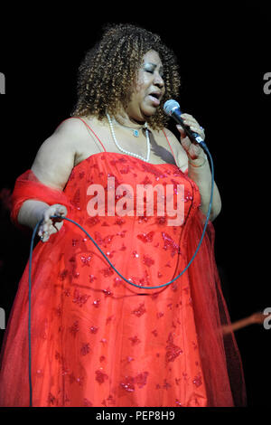 Fichier : 16e Août 2018. Aretha Franklin |décède à l'âge de 76 ans. Photo prise : HOLLYWOOD, FL - 16 mars : Aretha Franklin joue au Hard Rock Live eu lieu au Seminole Hard Rock Hotel and Casino le 16 mars 2010 à Hollywood en Floride Personnes : Aretha Franklin Credit : tempêtes Media Group/Alamy Live News Banque D'Images