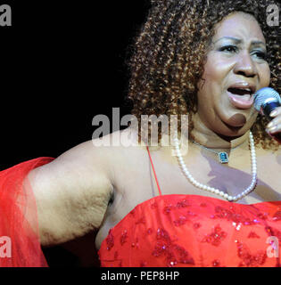 Fichier : 16e Août 2018. Aretha Franklin |décède à l'âge de 76 ans. Photo prise : HOLLYWOOD, FL - 16 mars : Aretha Franklin joue au Hard Rock Live eu lieu au Seminole Hard Rock Hotel and Casino le 16 mars 2010 à Hollywood en Floride Personnes : Aretha Franklin Credit : tempêtes Media Group/Alamy Live News Banque D'Images