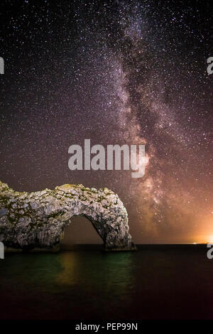 Durdle Door, Lulworth, Dorset, UK. 17 août 2018. Météo France : la Voie Lactée brille dans la nuit claire ciel au-dessus de la mer calcaire arc de Durdle Door sur la côte jurassique du Dorset. Crédit photo : Graham Hunt/Alamy Live News Banque D'Images