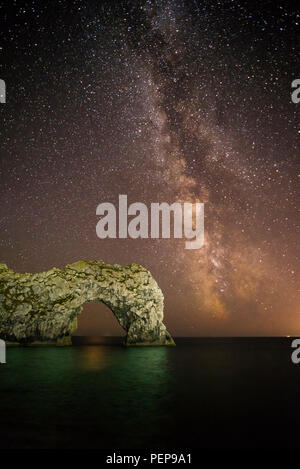 Durdle Door, Lulworth, Dorset, UK. 17 août 2018. Météo France : la Voie Lactée brille dans la nuit claire ciel au-dessus de la mer calcaire arc de Durdle Door sur la côte jurassique du Dorset. Crédit photo : Graham Hunt/Alamy Live News Banque D'Images