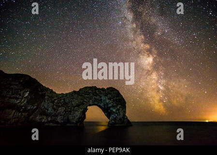 Durdle Door, Lulworth, Dorset, UK. 17 août 2018. Météo France : la Voie Lactée brille dans la nuit claire ciel au-dessus de la mer calcaire arc de Durdle Door sur la côte jurassique du Dorset. Crédit photo : Graham Hunt/Alamy Live News Banque D'Images