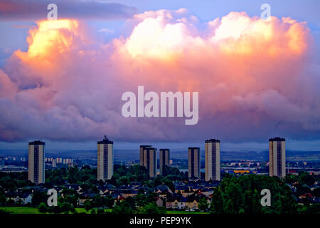 Glasgow, Ecosse, Royaume-Uni. 17 août, 2018. Météo France : journée d'avance avec des cumulus de l'avant de la tempête Ernesto due au cours du week-end des choux-fleurs fromage surmonté apparaissent sur les formations du sud de la ville des tours et IKEA Braehead comme sunrise tente de briser le ciel très dense à l'Est. Gérard Ferry/Alamy news Crédit : Gérard ferry/Alamy Live News Banque D'Images