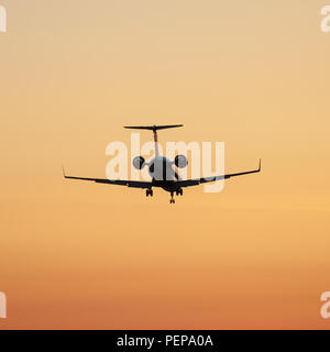 Richmond, Colombie-Britannique, Canada. Sep 9, 2013. Un biréacteur régional Bombardier CRJ-200ER airliner appartenant à Air Canada Express l'atterrissage au coucher du soleil. Credit : Bayne Stanley/ZUMA/Alamy Fil Live News Banque D'Images