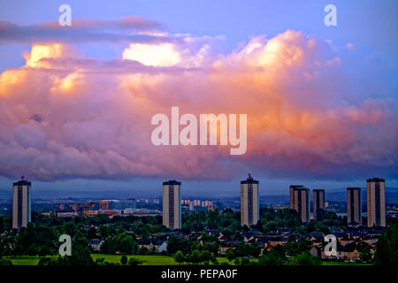 Glasgow, Ecosse, Royaume-Uni. 17 août, 2018. Météo France : Dright journée d'avance avec des cumulus de l'avant de la tempête Ernesto due au cours du week-end des choux-fleurs fromage surmonté apparaissent sur les formations du sud de la ville des tours et l'université Queen Elizabeth Hospital comme sunrise tente de briser le ciel très dense à l'Est. Gérard Ferry/Alamy news Crédit : Gérard ferry/Alamy Live News Banque D'Images