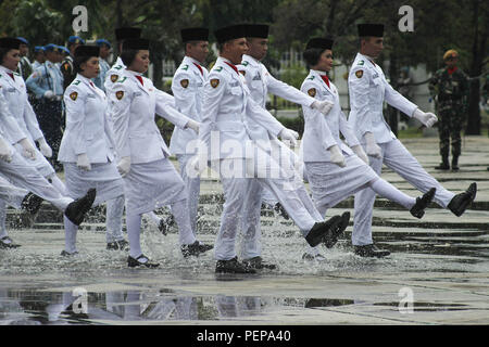 Riau, l'Indonésie. 17Th Aug 2018. Les troupes de lever de drapeau indonésien ont marché dans une flaque d'eau de pluie au cours d'une cérémonie de lever de drapeau pour marquer le 73e anniversaire de l'indépendance de la République d'Indonésie à Pekanbaru à Riau, l'Indonésie, le 17 août 2018. Credit : Mohammad Adam/Alamy Live News Banque D'Images