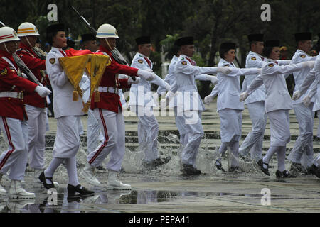 Riau, l'Indonésie. 17Th Aug 2018. Les troupes de lever de drapeau indonésien ont marché dans une flaque d'eau de pluie au cours d'une cérémonie de lever de drapeau pour marquer le 73e anniversaire de l'indépendance de la République d'Indonésie à Pekanbaru à Riau, l'Indonésie, le 17 août 2018. Credit : Mohammad Adam/Alamy Live News Banque D'Images