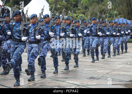 Riau, l'Indonésie. 17Th Aug 2018. Soldat indonésien parade des forces canadiennes au cours d'une cérémonie marquant le 73e jour de l'indépendance de l'Indonésie à Pekanbaru à Riau, l'Indonésie le 17 août 2018 Credit : Mohammad Adam/Alamy Live News Banque D'Images