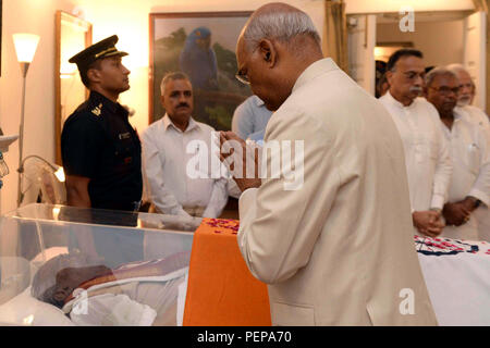 New Delhi. Août 16, 2018. Le Président indien Ramnath Kovind rend hommage à l'ancien Premier ministre indien Atal Bihari Vajpayee à New Delhi, Inde le 16 août 2018. L'Inde de l'ancien Premier Ministre Atal Bihari Vajpayee est décédé le jeudi, selon une déclaration publiée par l'hôpital où il a été admis. Credit : Stringer/Xinhua/Alamy Live News Banque D'Images