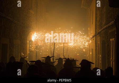 Santander, Espagne, le 16 août, 2018. Les participants à la nuit de mars Fête du feu dans les rues de la ville Alaró, à Majorque, en Espagne. Credit : Gergő Lázár/Alamy Live News Banque D'Images