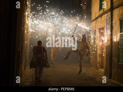 Santander, Espagne, le 16 août, 2018. Les gens déguisés en démons danse avec des pétards dans la ville de Santander, Espagne. Credit : Gergő Lázár/Alamy Live News Banque D'Images