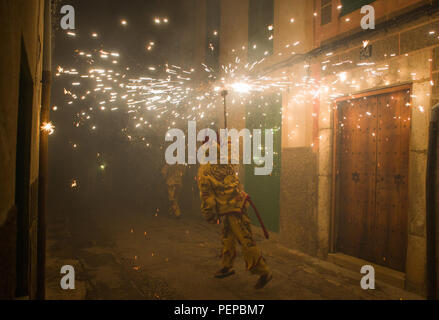 Santander, Espagne, le 16 août, 2018. Un homme nous tend un pétard à la soirée de clôture de la semaine célébrations dans la ville de Santander, Espagne. Credit : Gergő Lázár/Alamy Live News Banque D'Images