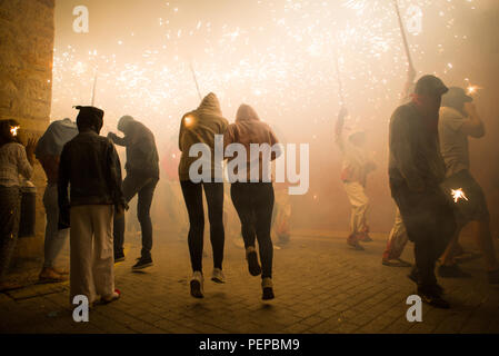 Santander, Espagne, le 16 août, 2018. Les habitants et les étrangers dance ensemble sous les étincelles faites par des pétards dans la ville de Santander, Espagne. Credit : Gergő Lázár/Alamy Live News Banque D'Images