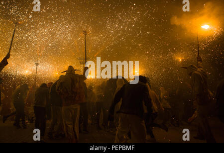 Santander, Espagne, le 16 août, 2018. Les participants du festival et les habitants se rassemblent à la place principale d'Alaró, Espagne, à l'occasion de la soirée de clôture de la longue semaine de festivités dans la ville. Credit : Gergő Lázár/Alamy Live News Banque D'Images