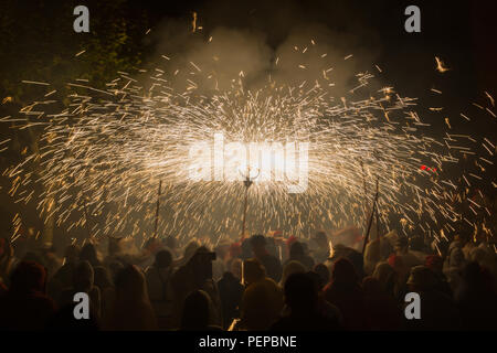 Santander, Espagne, le 16 août, 2018. Houndreds de personnes profiter de la nuit de fête du feu dans la ville de Santander, Espagne. Credit : Gergő Lázár/Alamy Live News Banque D'Images