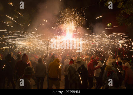 Santander, Espagne, le 16 août, 2018. Les touristes et les habitants profiter ensemble la nuit de fête du feu dans la ville de Santander, Espagne. Credit : Gergő Lázár/Alamy Live News Banque D'Images