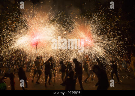 Santander, Espagne, le 16 août, 2018. La nuit de fête du feu est en cours dans la ville de Santander, Espagne. Credit : Gergő Lázár/Alamy Live News Banque D'Images