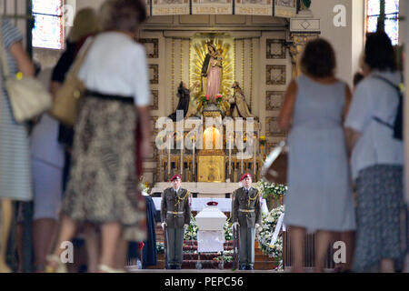 Pilsen, République tchèque. Août 17, 2018. Les gens d'assister aux funérailles de Patrik Stepanek, un des trois soldats tchèques qui sont morts dans un attentat-suicide en Afghanistan le 5 août, en face de Notre Dame du Rosaire Église de Pilsen, République tchèque, le 17 août 2018. La cérémonie funéraire est également assisté par le chef de cabinet Ales Opata. Les trois soldats tués sera enterré avec les honneurs militaires, Requiem et vols d'aéronefs. Les trois hommes ont servi au bataillon mécanisé dans la région de Tabor, La Bohême du sud. Photo : CTK/Alamy Live News Banque D'Images