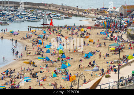 Lyme Regis, dans le Dorset, UK. 17 août 2018. Météo France : les vacanciers affluent à la plage pour profiter d'un matin de petites éclaircies à Lyme Regis. La pittoresque plage de la station balnéaire de Lyme Regis était occupé à nouveau ce matin que les nuages épais est cassée par de longues périodes de lumière du soleil chaude. Credit : Celia McMahon/Alamy Live News. Banque D'Images