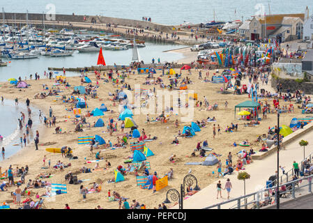 Lyme Regis, dans le Dorset, UK. 17 août 2018. Météo France : les vacanciers affluent à la plage pour profiter d'un matin de petites éclaircies à Lyme Regis. La pittoresque plage de la station balnéaire de Lyme Regis était occupé à nouveau ce matin que les nuages épais est cassée par de longues périodes de lumière du soleil chaude. Credit : Celia McMahon/Alamy Live News. Banque D'Images