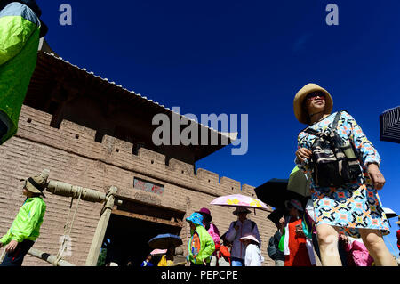 (180817) --, 17 août 2018 (Xinhua) -- Les gens visitent l'endroit pittoresque 2 Wenjin Middle à Dunhuang, nord-ouest de la Chine, la province de Gansu, 16 août 2018. Dunhuang accueilli un nouveau sommet pour le tourisme depuis le mois d'août. (Xinhua/Zhang Hongxiang) (zwx) Banque D'Images