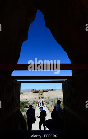 (180817) --, 17 août 2018 (Xinhua) -- Les gens visitent l'endroit pittoresque Yumenguan à Dunhuang, nord-ouest de la Chine, la province de Gansu, 16 août 2018. Dunhuang accueilli un nouveau sommet pour le tourisme depuis le mois d'août. (Xinhua/Zhang Hongxiang) (zwx) Banque D'Images