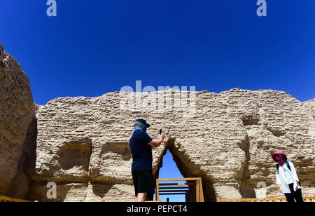 (180817) --, 17 août 2018 (Xinhua) -- Les gens visitent l'endroit pittoresque Yumenguan à Dunhuang, nord-ouest de la Chine, la province de Gansu, 16 août 2018. Dunhuang accueilli un nouveau sommet pour le tourisme depuis le mois d'août. (Xinhua/Zhang Hongxiang) (zwx) Banque D'Images