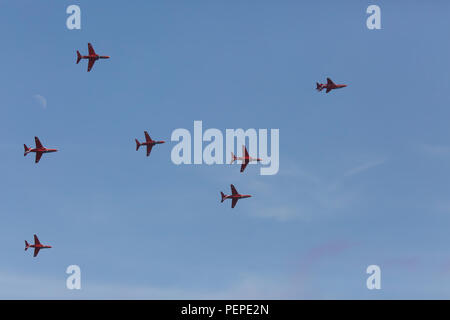 Eastbourne, Royaume-Uni. Août 17, 2018. RAF Des flèches rouges affichage à l'Airshow Eastbourne immense en face de la foule sur la plage et le long du front de mer. L'airshow est un événement gratuit qui se poursuit le samedi et le dimanche. Credit : Keith Larby/Alamy Live News Banque D'Images