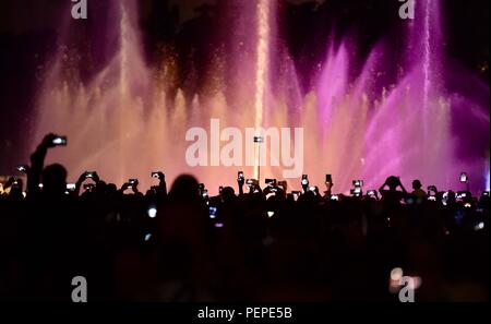 (180817) -- JAKARTA, AUG. 17, 2018 (Xinhua) -- Les citoyens de prendre des photos du Merdeka Square à Jakarta, Indonésie, août, 17, 2018.(Xinhua/Yue Yuewei) Banque D'Images