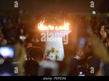 (180817) -- JAKARTA, AUG. 17, 2018 (Xinhua) -- Les citoyens autour de la flamme du Merdeka Square à Jakarta, Indonésie, août, 17, 2018.(Xinhua/Yue Yuewei) Banque D'Images