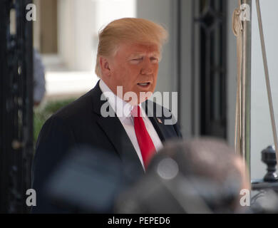 Washington, USA. 17 août 2018. Le Président des Etats-Unis, Donald J. Trump quitte la Maison Blanche et tiendra une disponibilité de presse improvisée sur la pelouse Sud de la Maison Blanche à Washington, DC le Vendredi, Août 17, 2018. Le Président se rendra à Southampton, New York où il participera à une table ronde avec des partisans avant d'aller à Bedminster, New Jersey, où il va passer la fin de semaine. Credit : Ron Sachs/CNP | conditions dans le monde entier : dpa Crédit photo alliance/Alamy Live News Banque D'Images