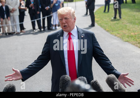 Washington, USA. 17 août 2018. Le Président des Etats-Unis, Donald J. Trump répond aux journalistes lors d'une disponibilité de presse improvisée sur la pelouse Sud de la Maison Blanche à Washington, DC le Vendredi, Août 17, 2018. Le Président se rendra à Southampton, New York où il participera à une table ronde avec des partisans avant d'aller à Bedminster, New Jersey, où il va passer la fin de semaine. Credit : Ron Sachs/CNP | conditions dans le monde entier : dpa Crédit photo alliance/Alamy Live News Banque D'Images