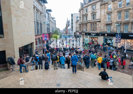 Glasgow, Ecosse, Royaume-Uni. 17 août, 2018. Les membres du corps de cornemuses et tambours du Murrumba de Queensland, Australie l'exécution dans la rue Buchanan durant le Live. Credit : Skully/Alamy Live News Banque D'Images