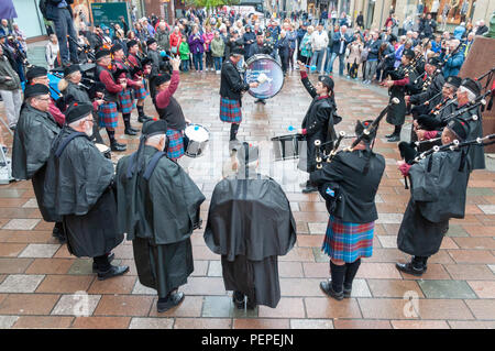 Glasgow, Ecosse, Royaume-Uni. 17 août, 2018. Les membres du corps de cornemuses et tambours du Murrumba de Queensland, Australie l'exécution dans la rue Buchanan durant le Live. Credit : Skully/Alamy Live News Banque D'Images