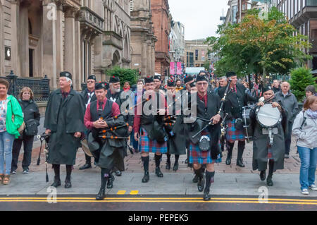 Glasgow, Ecosse, Royaume-Uni. 17 août, 2018. Les membres du corps de cornemuses et tambours du Murrumba de Queensland, Australie l'exécution dans la rue Buchanan durant le Live. Credit : Skully/Alamy Live News Banque D'Images