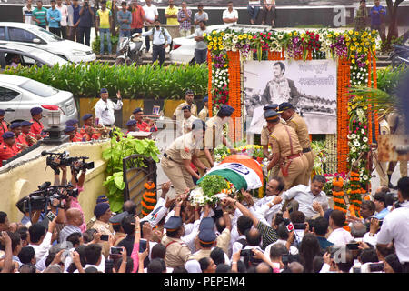 Mumbai, Maharashtra, Inde. Août 17, 2018. (NOTE DU RÉDACTEUR : Image représente la mort.) le corps d'Wadekar Ajit menées par la police et les membres de la famille rencontres lors de ses funérailles. Ajit Wadekar l'ancien capitaine de l'équipe de cricket indienne a été incinéré avec état plein honneur à Mumbai. Credit : Sandeep Rasal SOPA/Images/ZUMA/Alamy Fil Live News Banque D'Images