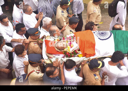 Mumbai, Maharashtra, Inde. Août 17, 2018. (NOTE DU RÉDACTEUR : Image représente la mort.) le corps d'Wadekar Ajit menées par la police et les membres de la famille rencontres lors de ses funérailles. Ajit Wadekar l'ancien capitaine de l'équipe de cricket indienne a été incinéré avec état plein honneur à Mumbai. Credit : Sandeep Rasal SOPA/Images/ZUMA/Alamy Fil Live News Banque D'Images