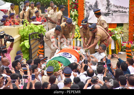 Mumbai, Maharashtra, Inde. Août 17, 2018. (NOTE DU RÉDACTEUR : Image représente la mort.) le corps d'Wadekar Ajit menées par la police et les membres de la famille rencontres . Ajit Wadekar l'ancien capitaine de l'équipe de cricket indienne a été incinéré avec état plein honneur à Mumbai. Credit : Sandeep Rasal SOPA/Images/ZUMA/Alamy Fil Live News Banque D'Images