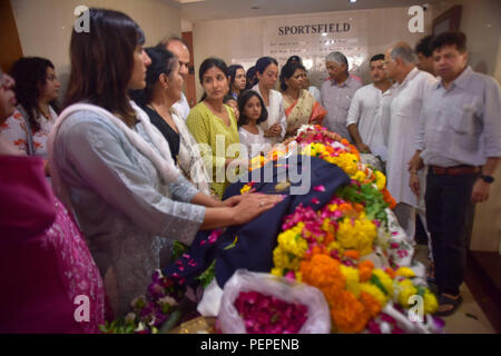 Mumbai, Maharashtra, Inde. Août 17, 2018. Wadekar payer la famille respect final avant du cortège funéraire. Ajit Wadekat l'ancien capitaine de l'équipe de cricket indienne a été incinéré avec état plein honneur à Mumbai. Credit : Sandeep Rasal SOPA/Images/ZUMA/Alamy Fil Live News Banque D'Images