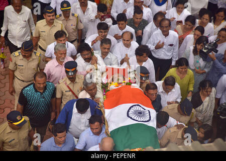 Mumbai, Maharashtra, Inde. Août 17, 2018. (NOTE DU RÉDACTEUR : Image représente la mort.) le corps d'Wadekar Ajit menées par la police et les membres de la famille rencontres lors de ses funérailles. Ajit Wadekar l'ancien capitaine de l'équipe de cricket indienne a été incinéré avec état plein honneur à Mumbai. Credit : Sandeep Rasal SOPA/Images/ZUMA/Alamy Fil Live News Banque D'Images